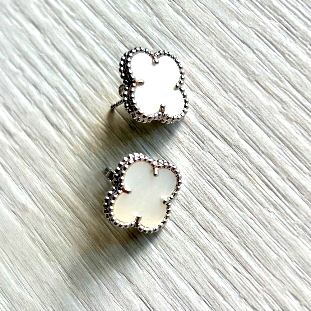 🆕 Clover Pearl ☘️ earrings